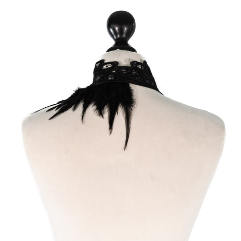 SiaLinda: Brustschmuck Halsschmuck Morticia mit schwarzen Rosen, weißen Perlen & Federn